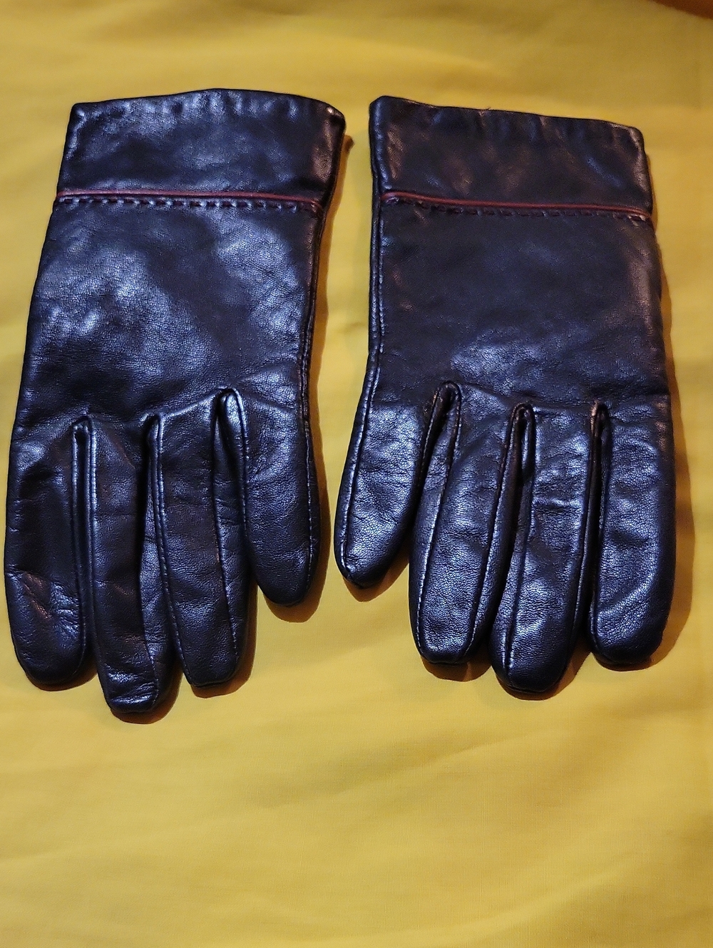 Black Leather Gloves w Red Trim Size 7 1/2